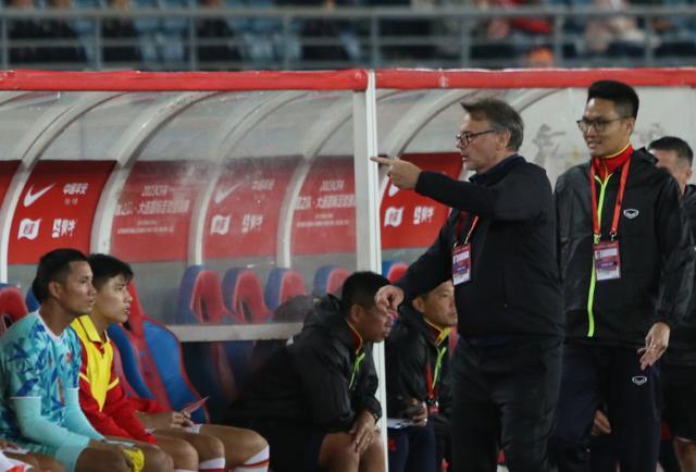 1697348731832006130.jpg 特鲁西埃在指导队员.jpg